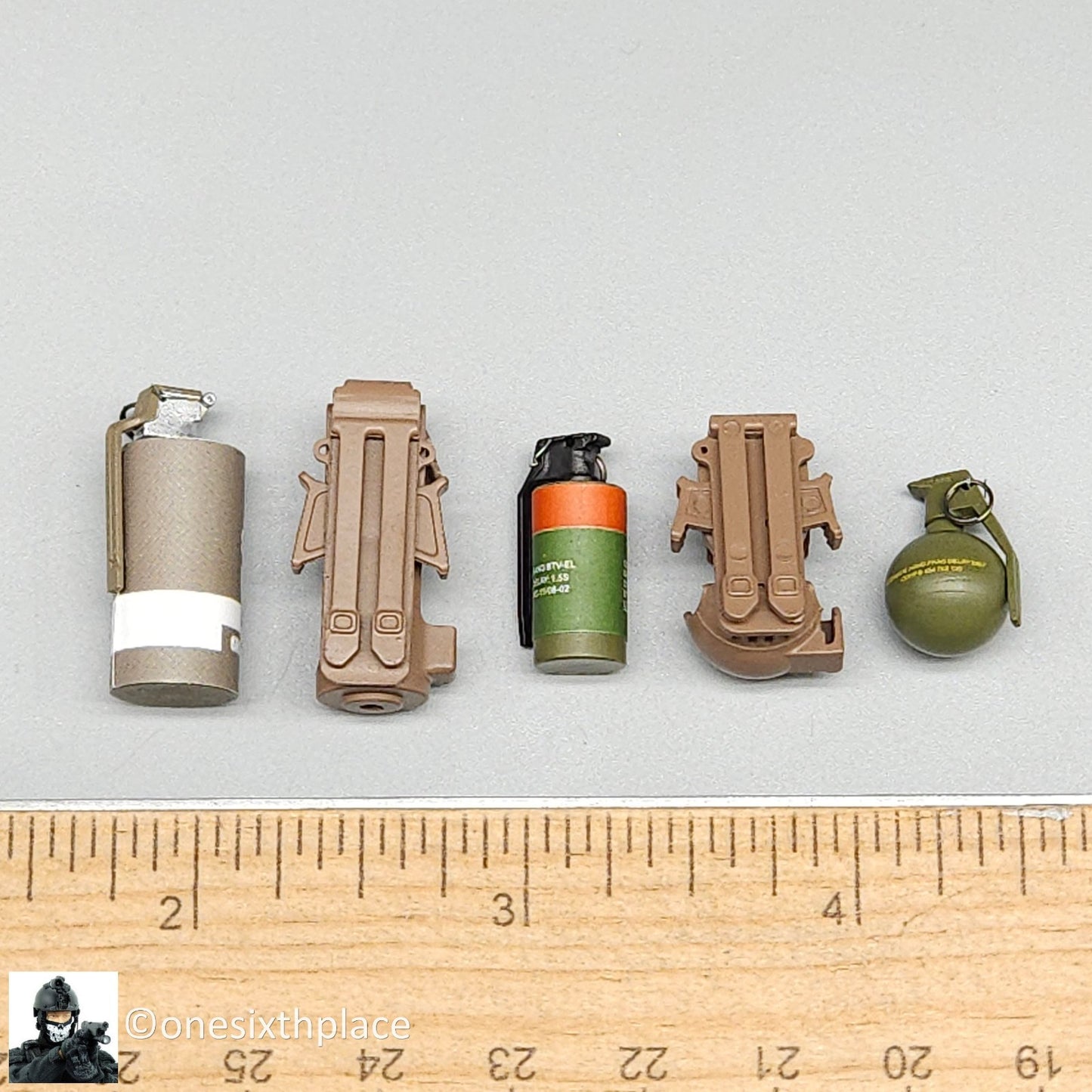 1:6 scale Easy & Simple Coalition Forces Smoke Grenade Trigger Pouch Set 26065RA