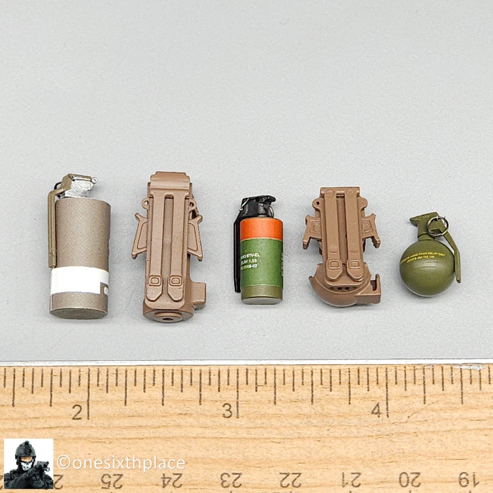 1:6 scale Easy & Simple Coalition Forces Smoke Grenade Trigger Pouch Set 26065RA